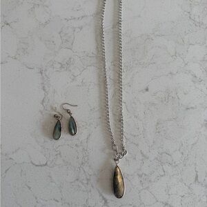 Elegant Silver and Labradorite Iridescent necklace and Earrings Jewelry Set